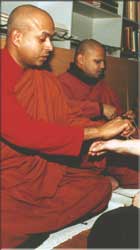 Ritual hos Buddhistiska munkar från Sri Lanka